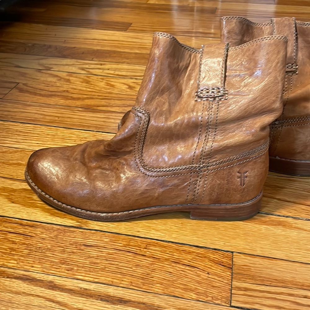 Distressed size 7 Frye boots